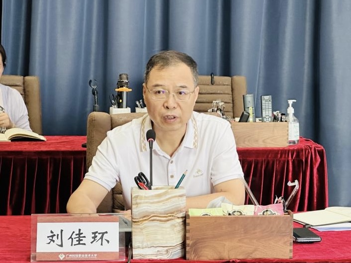 刘校修