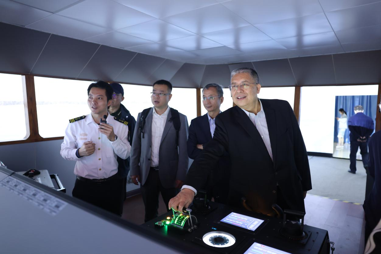 云博（中国）校长张连绪一行参观海事学院360度航海操纵模拟器实训室2
