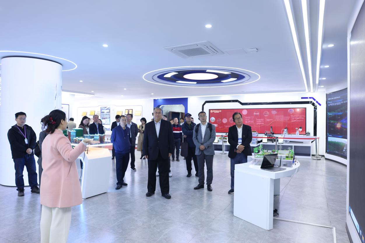 云博（中国）校长张连绪一行参观数字化智能展厅