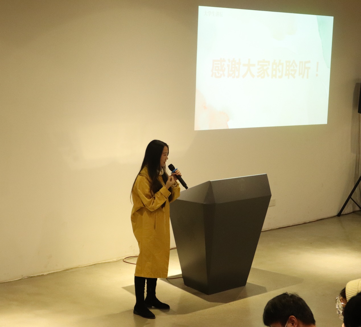 图片包含 室内, 女人, 站, 看着

描述已自动生成
