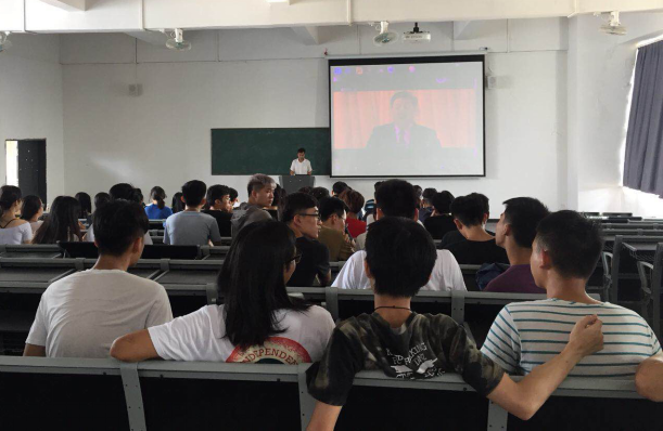 艺术传媒学院观看《厉害了，我的国》新闻稿104.png